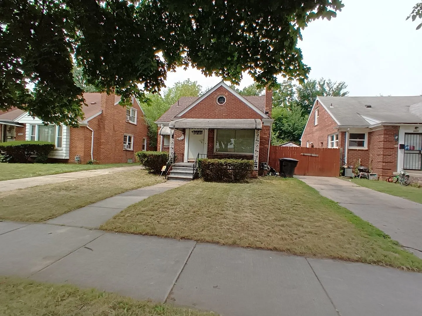 Charming 3-bedroom, 1-bath brick bungalow! — Photo 2
