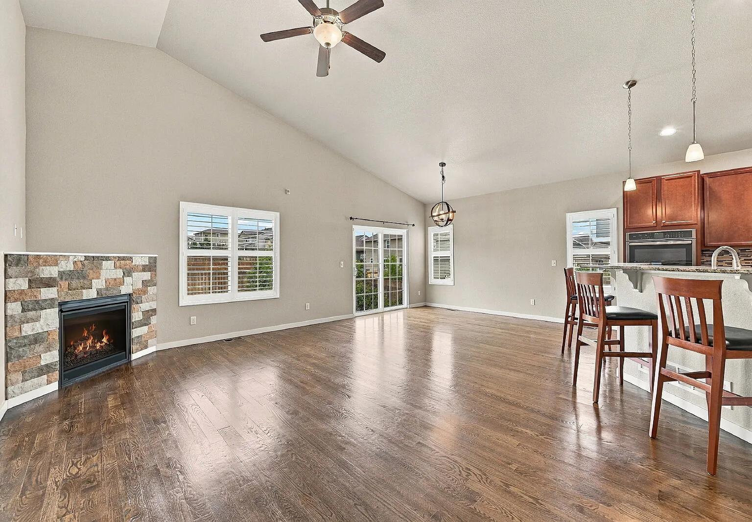 5 bed, 3.0 bath, 3159 sqft, $3,055 — Photo 2