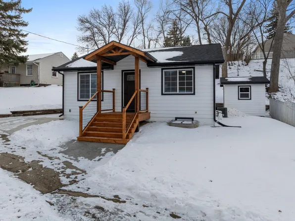 810 Summit Dr, Minot, ND 58701