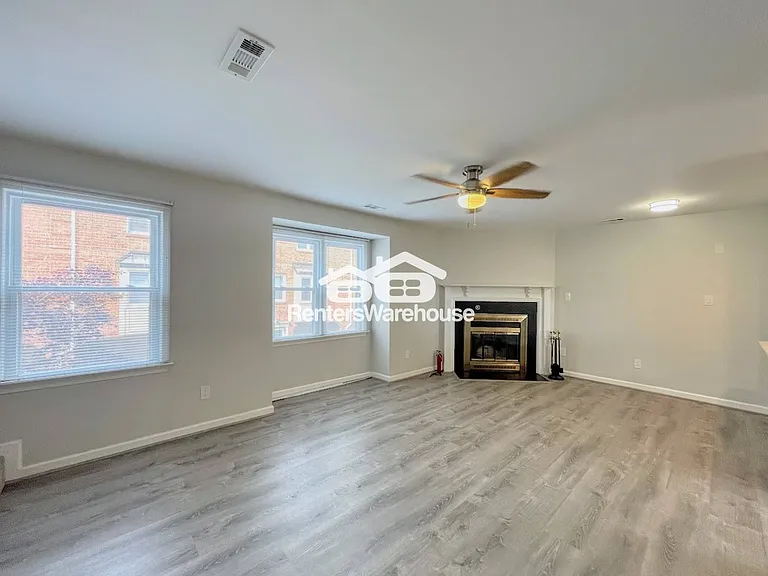 527 W 20th St #402 — Photo 3