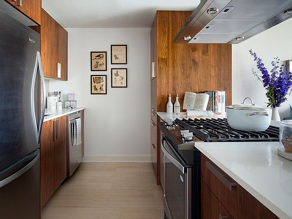 4th image of 480 Main St APT 15M