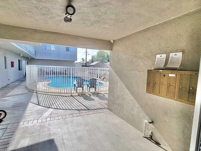 Tujunga Ave — Photo 3
