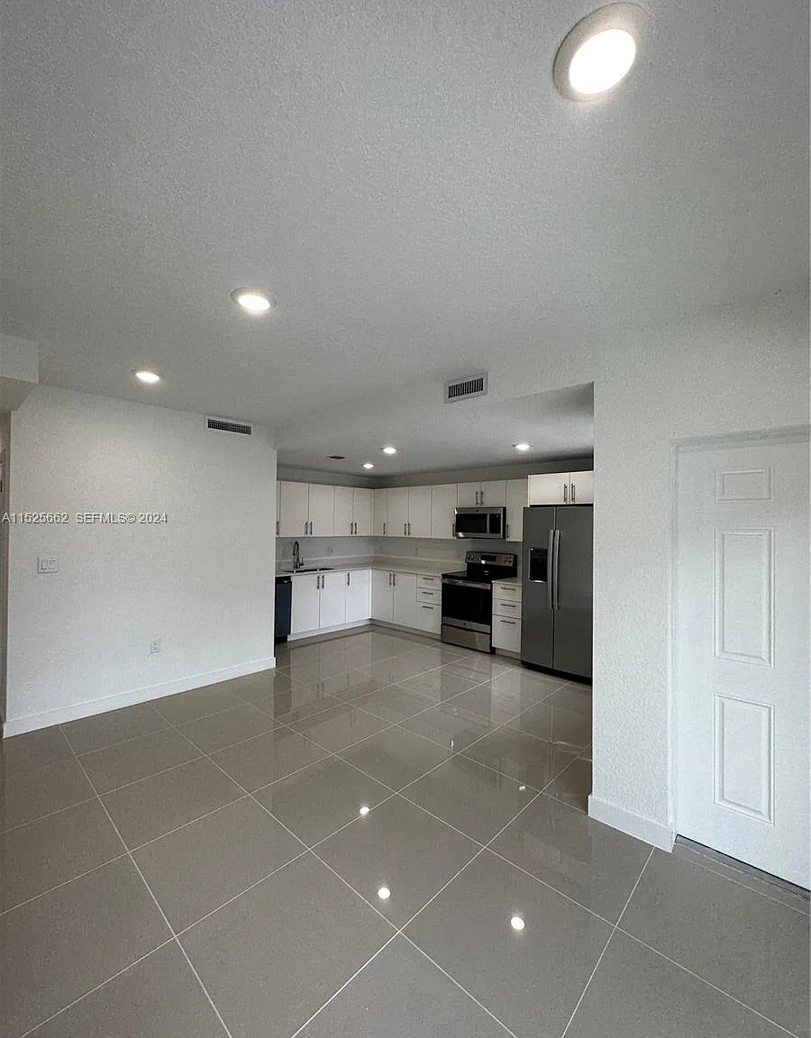 4 bed, 3.5 bath, 1398 sqft, $2,900 — Photo 3