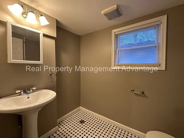 23511 Wellington Ave — Photo 11