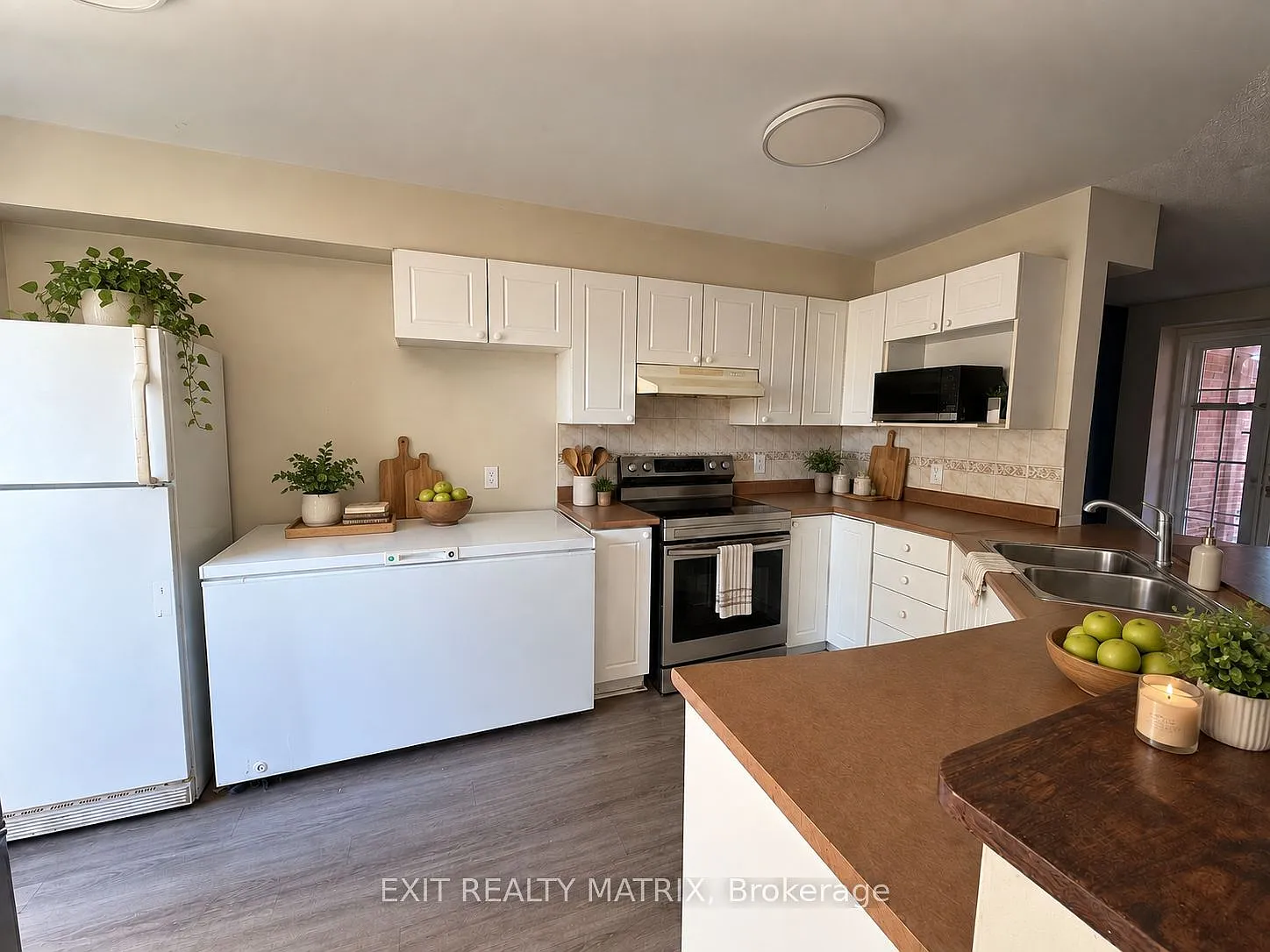 3 bed, $2,700 — Photo 2