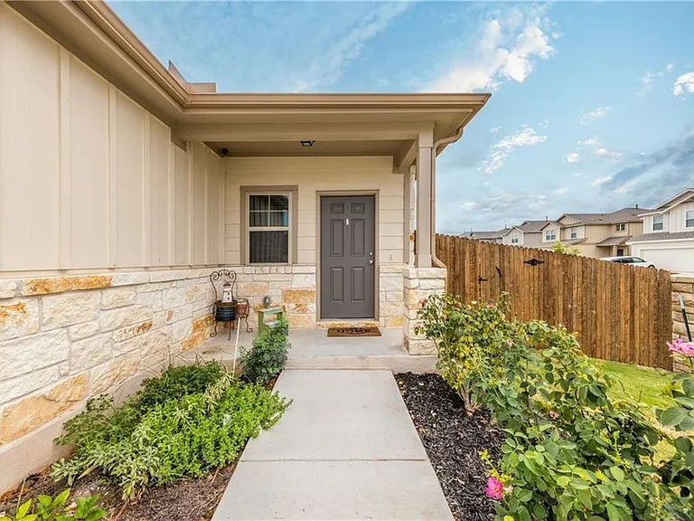 221 Compania Dr — Photo 4