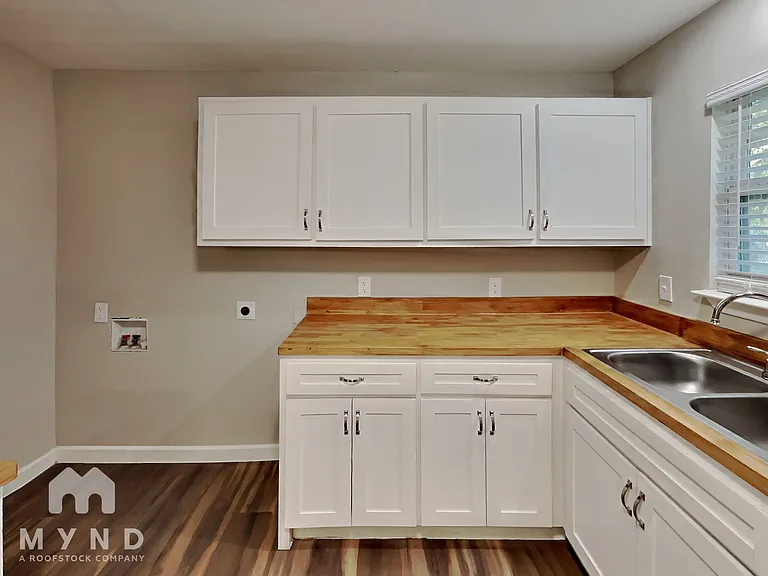 512 E University Ave — Photo 2