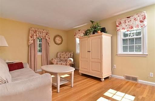3rd image of 15 Idlewell St