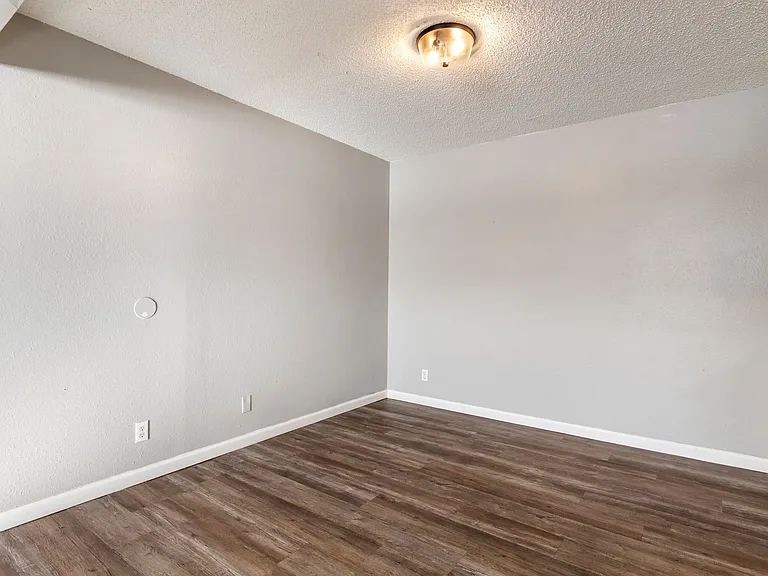 Crossroads Villa Apartments — Photo 20