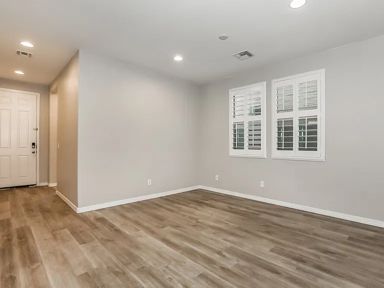 5637 E Alder Ave — Photo 4