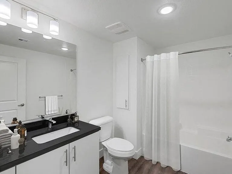 Vernola Marketplace Luxury Apartments — Photo 14