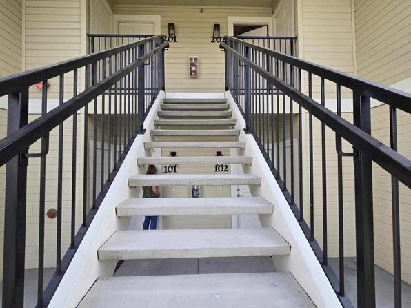 2105 E White Oak Ct #202