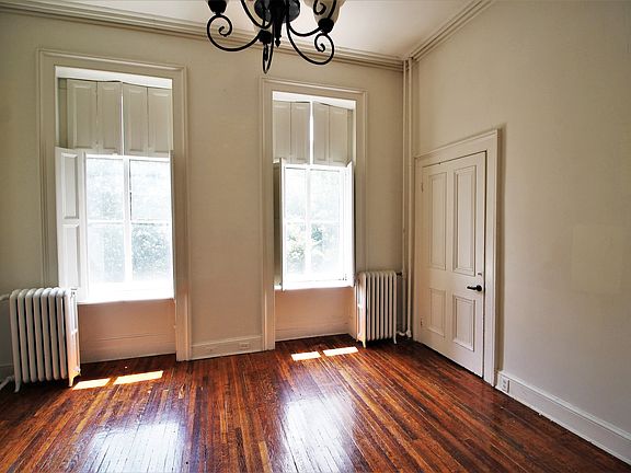 5th image of 22 E Mt Vernon Pl APT 3