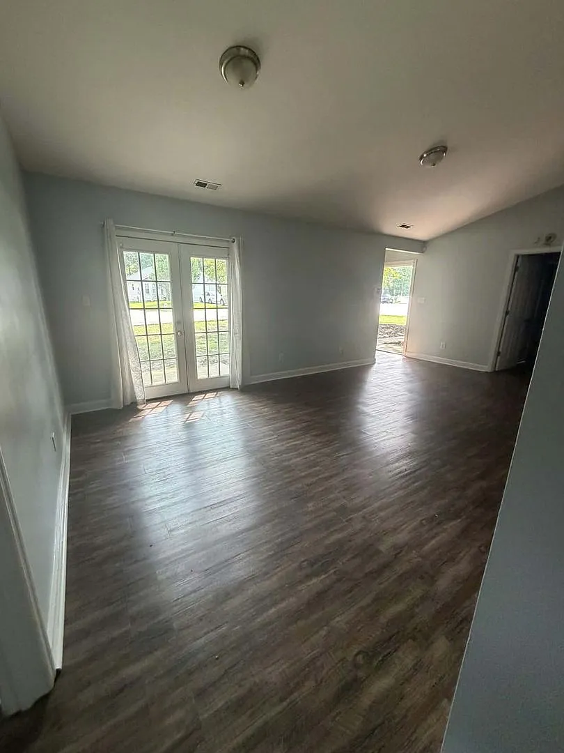 Fenced in 3 Bedroom Home Close to Base! — Photo 2
