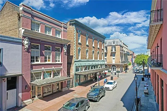 237 Dauphine St #7