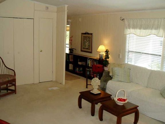 2nd image of 828 Periwinkle Cir