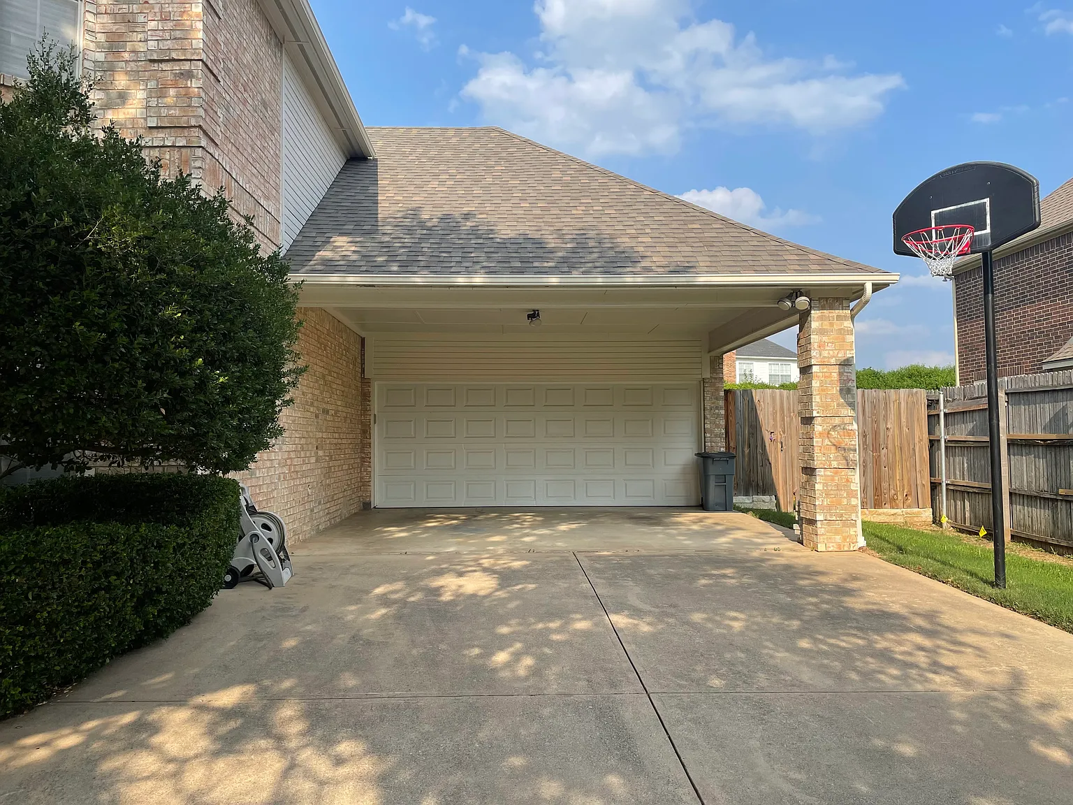 5 bed, 3.5 bath, 4209 sqft, $5,200 — Photo 3