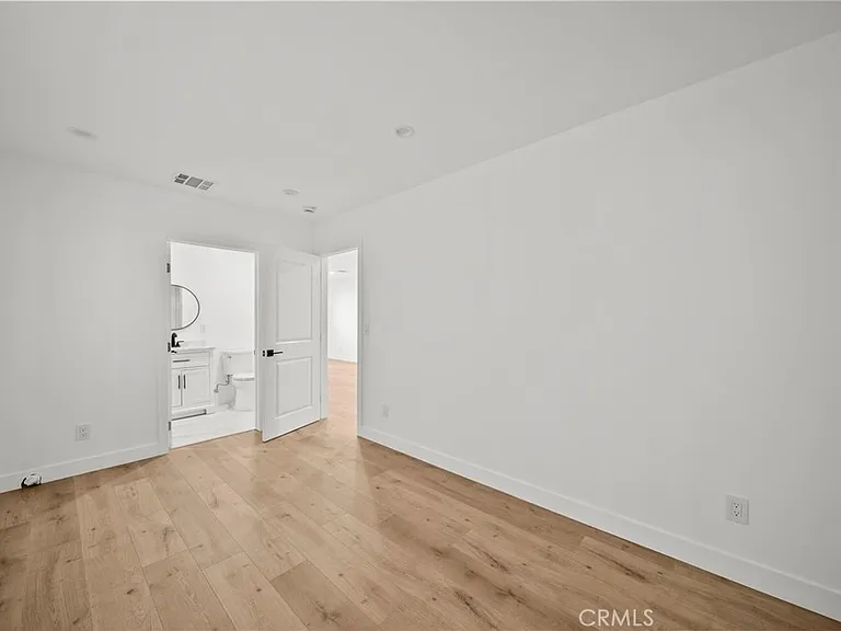 11488 Burbank Blvd — Photo 6