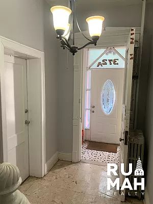 2nd image of 372A Bainbridge St #44