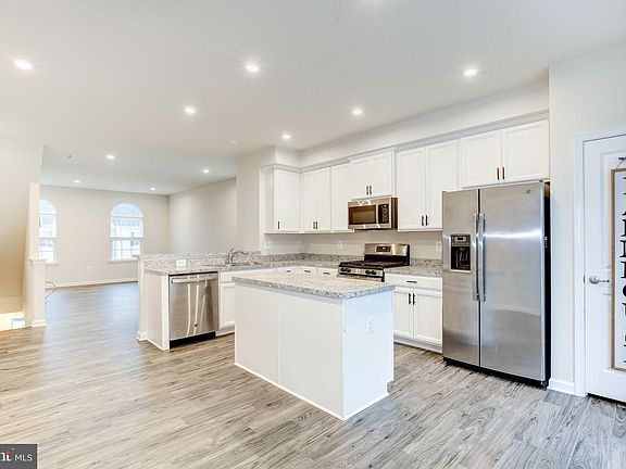 4th image of 522 River Crest Way