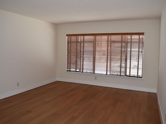 2nd image of 3944 Ingraham St #2