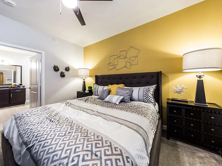 Spacious Bedroom - Access to Bathroom