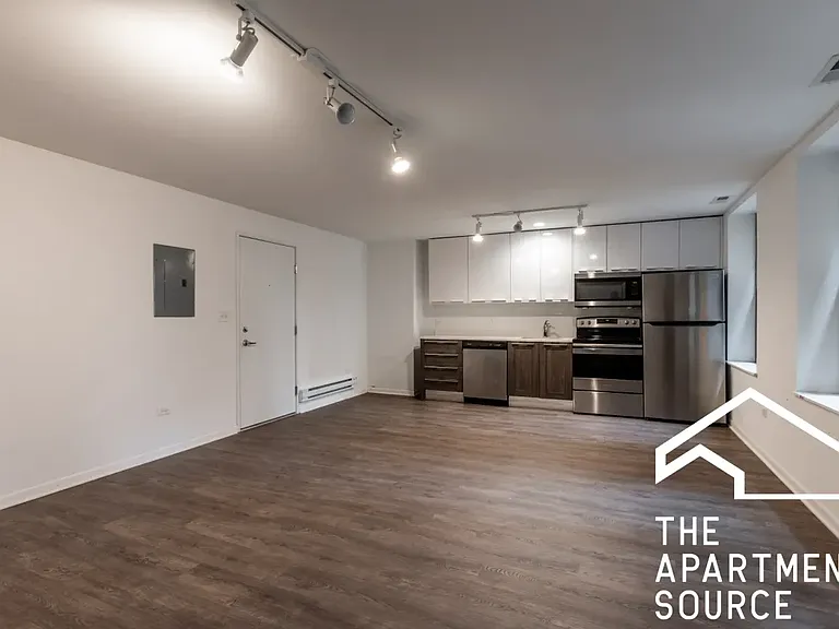 938 W Winona St #9 — Photo 3
