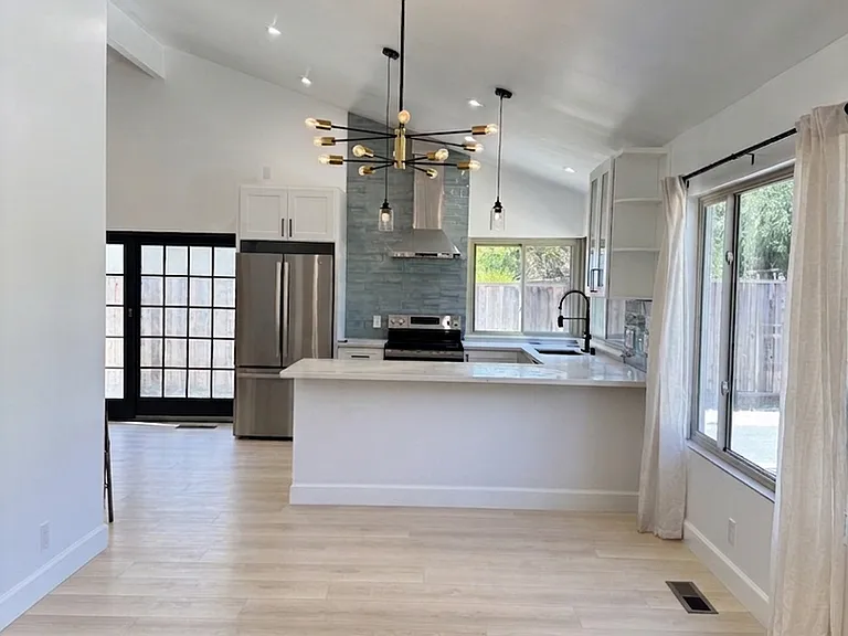 9887 Broadmoor Dr — Photo 4