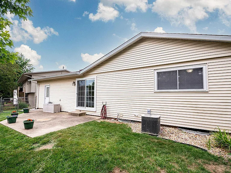 2405 W Carriage Ln — Photo 30