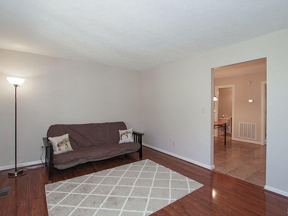 5th image of 402 Goose Hollow Dr