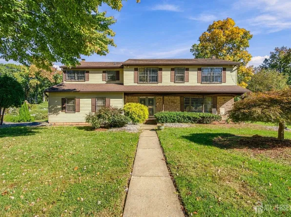 1 Pine Ridge Dr, Edison, NJ 08820