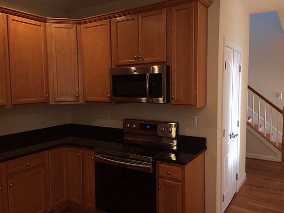 5th image of 270 Glen Cir
