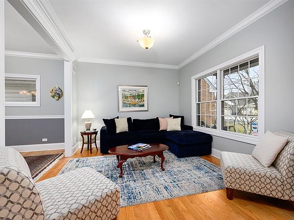 Perfect living room great for company or reading