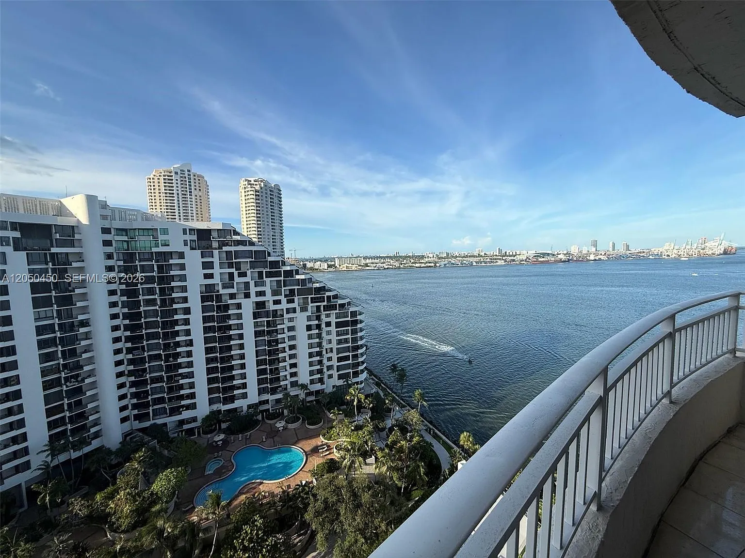 Isola Condo — Photo 1