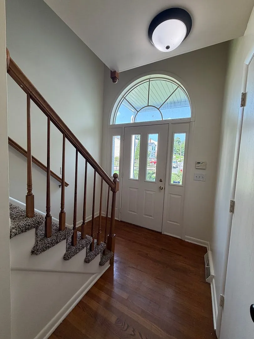Spacious 2 BD, 2 bath Finished basement, Central Air and Garage — Photo 4