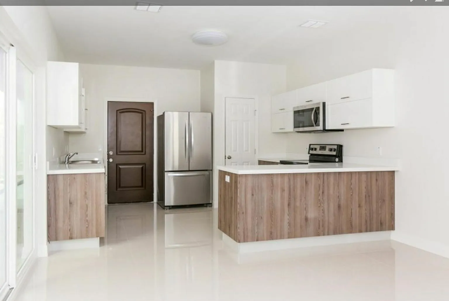 3 bed, 2.5 bath, 2100 sqft, $1,900 — Photo 2