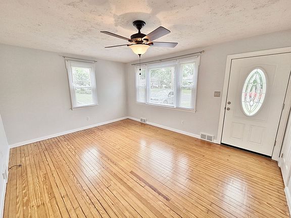 3rd image of 125 Grant Dr