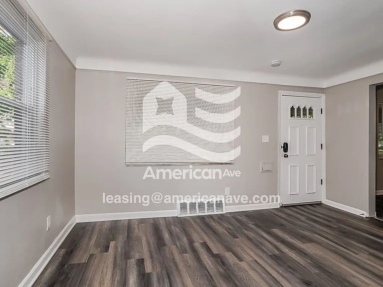 1337385_003_wm_-_living_room_13183933.jpg