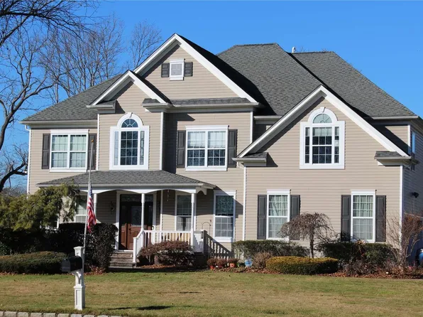 12 St Johns Circle, Oakdale, NY 11769