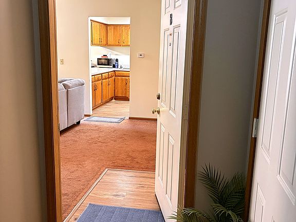 2nd image of 940 Jefferson Ave Unit B