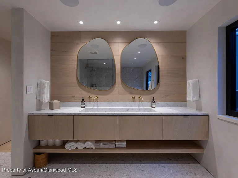 609 W Francis St — Photo 25