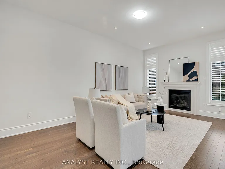 61 Ross Vennare Cres — Photo 3