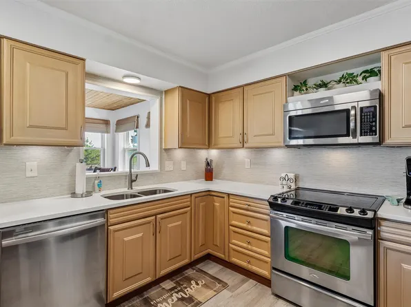 3105 Pleasant St, West Des Moines, IA 50266