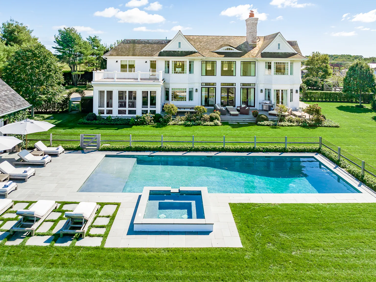 Stunning Designer's Own Estate With Tennis, Golf and Pool! — Photo 1