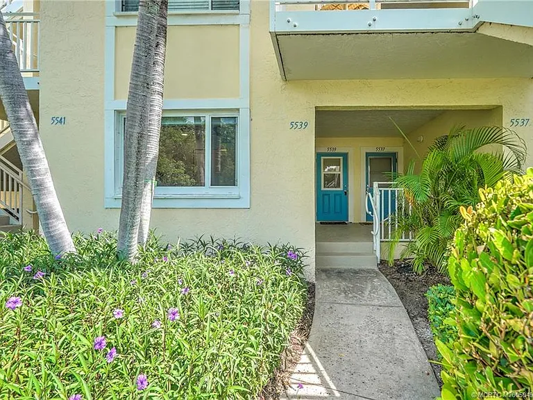 5539 NE Gulfstream Way — Photo 2