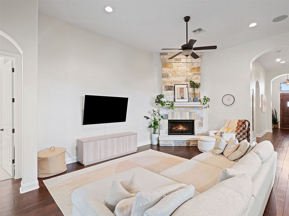 1st image of 403 Indianwood Dr