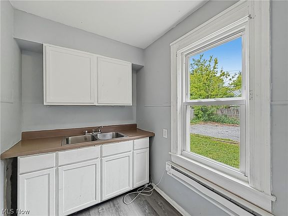 3rd image of 3257 Woodbridge Ave