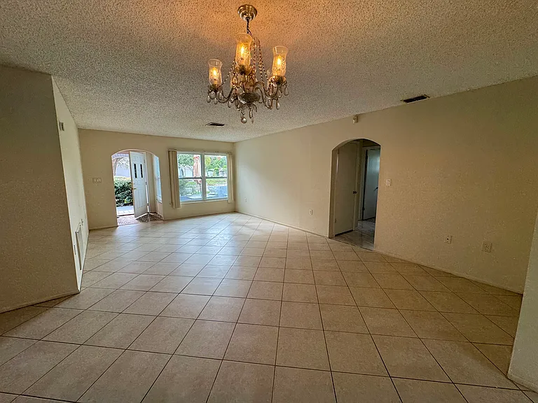 9945 Woodridge Ct — Photo 3