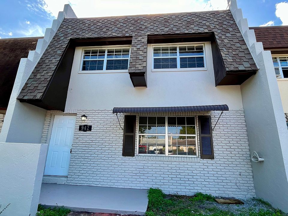 1st image of 942 W Millard Ct