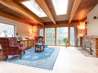 8050 Rae Leigh Pl, Central Saanich, BC V8M 1S2